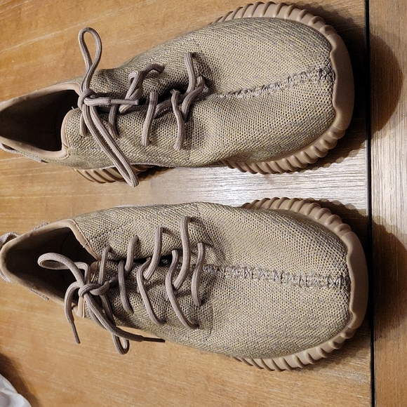 RARE NEW IN THE BOX ADIDAS YEEZY BOOST 350 V2 SNEAKERS. THEY ARE AUTHENTIC. - Picture 2 of 16